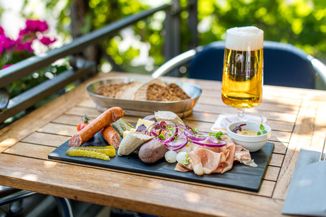 Bier und Wurstplatte auf der Terrasse