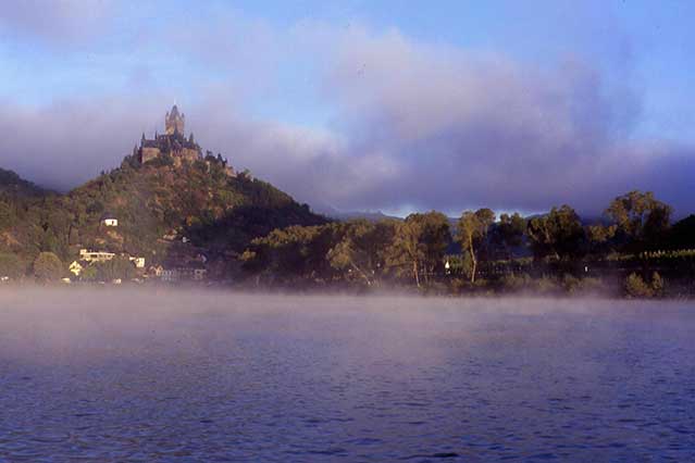 Burg Cochem im Nebel