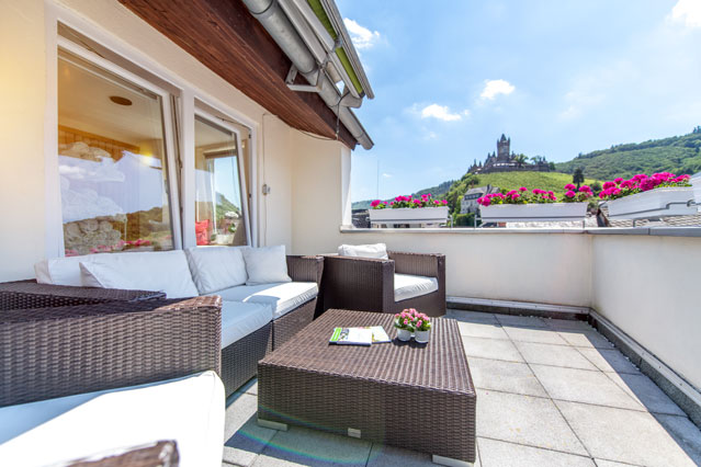 Hotel Lounge mit Blick auf die Burg