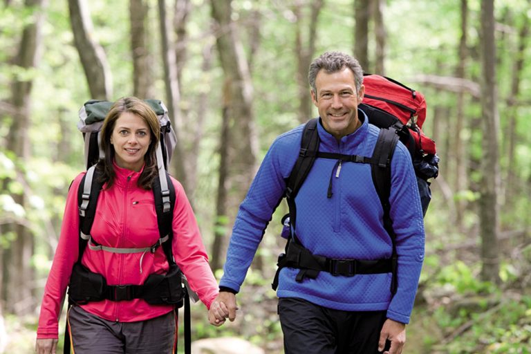 Pärchen beim Wandern im Wald