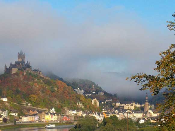 Burg Cochem mit Moselpromenade