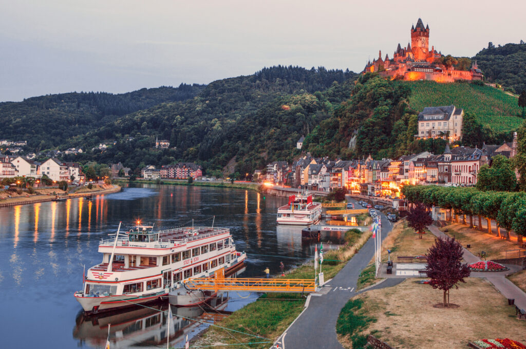 Mosel mit anlegenden Schiffen